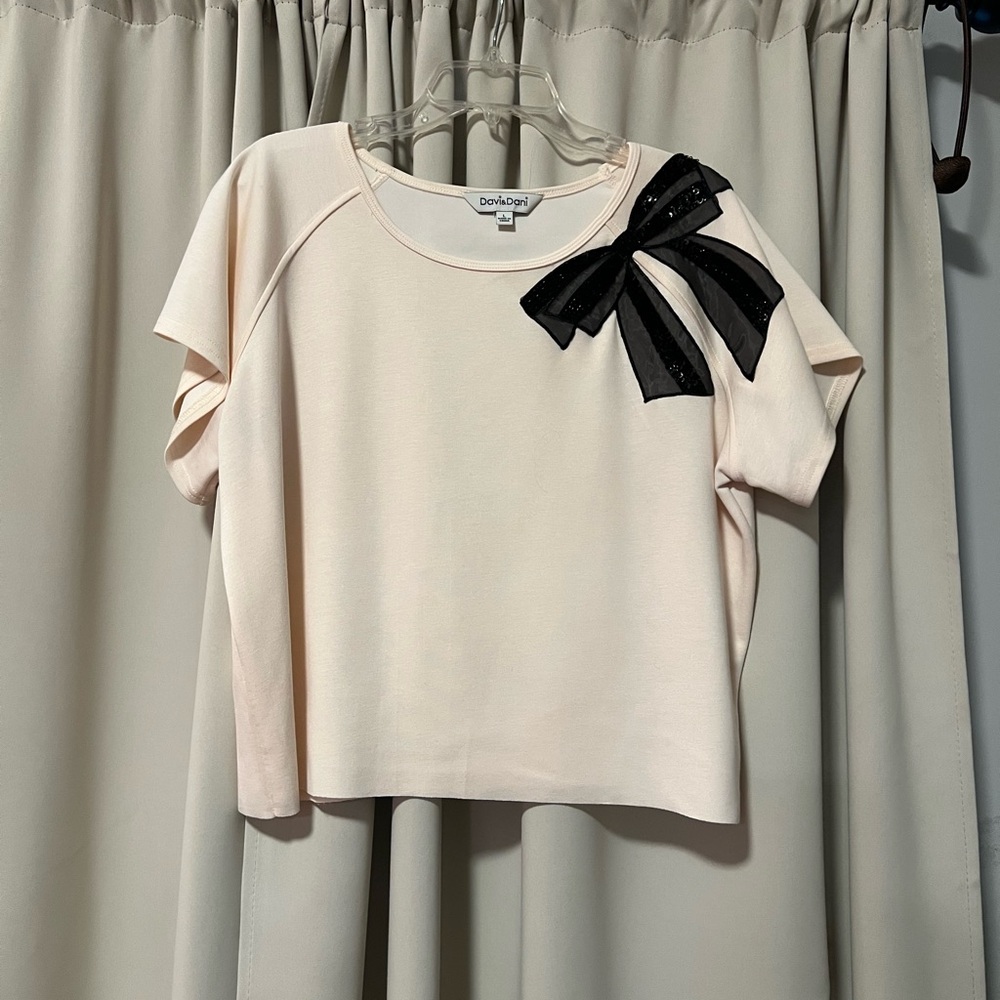 DAVI & DANI Cream Short Sleeve Top with Black Bow Accent
